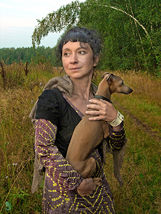 Дама с собачкой, деревня Аксёново 