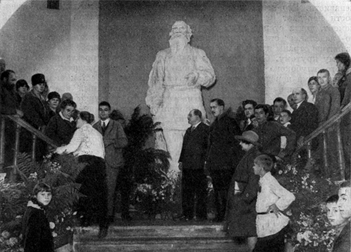 В Ясной Поляне 1928 год, на открытии памятника Толстому
