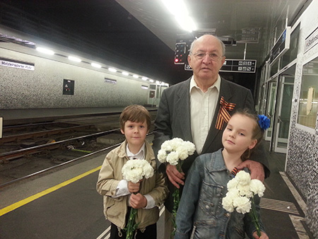 Игорь Малах с внуками 
