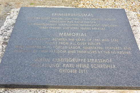 Памятная плита, в честь пленников трудового лагеря Штрасхоф 