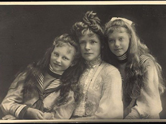 Амалия со старшими дочерьми Элизабет и Каролой 