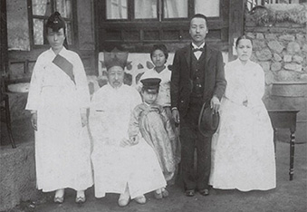 Ли Сын Ман с первой женой, отцом, сыном и сестрами 