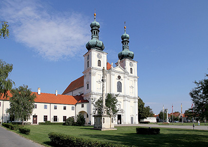 францисканский монастырь в Австрии, башни высотой 53 метра