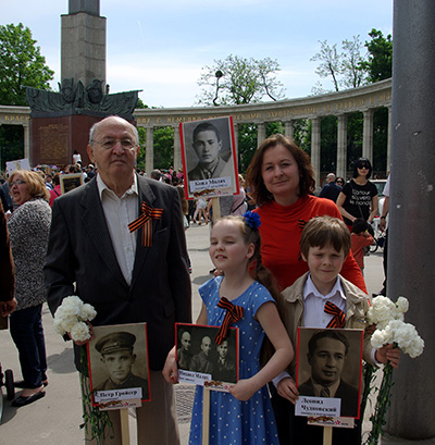 Игорь Малах с дочерью и внуками на Шварценбергплац