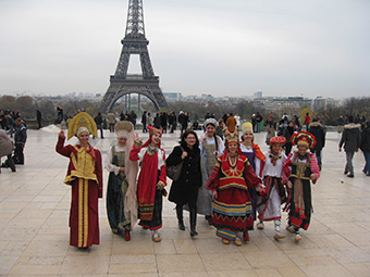 Париж показ народных костюмов 