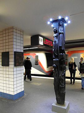 деревянная Скульптура на Станции метро в ГамбурГе