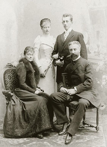 Герцог и герцогиня Алансонские с детьми 