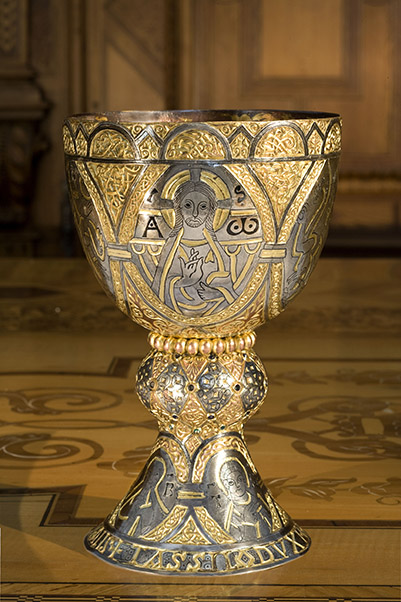 реликвия аббатства Медный обитый серебром кубок  