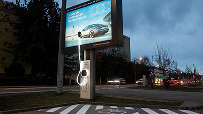 Audi, лайтпостеры со встроенными зарядными станциями 